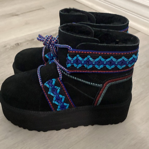 NWOT- UGG- Classic Mini II Braid Platform-Black with blue/red embroidery-Size 7 - Picture 5 of 13